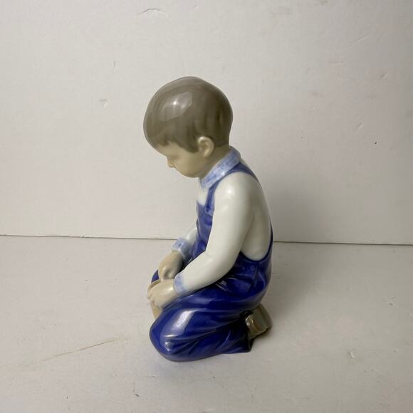 Boy with Bucket Building A Castle, Bing & Grondahl Figurine No. 2127 - Picture 5 of 6